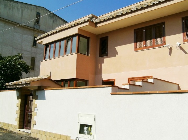 Lanza di scalea. porzione di Villa bifamiliare 9 vani Mq 240 + spazio esterno Mq 280